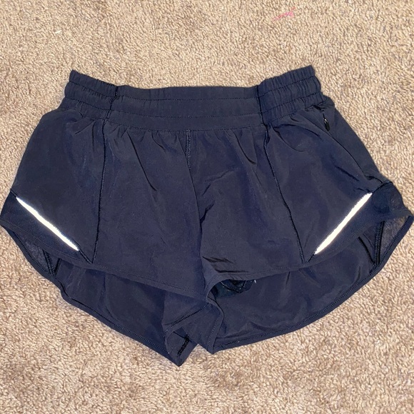 Lululemon hotty hot short 2.5 inch - Picture 1 of 4
